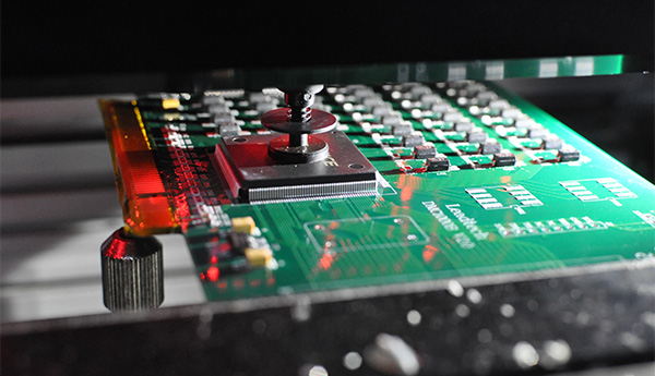 Máquina pick-and-place SMT de alta velocidade que monta com precisão componentes micro semicondutores em placas PCB